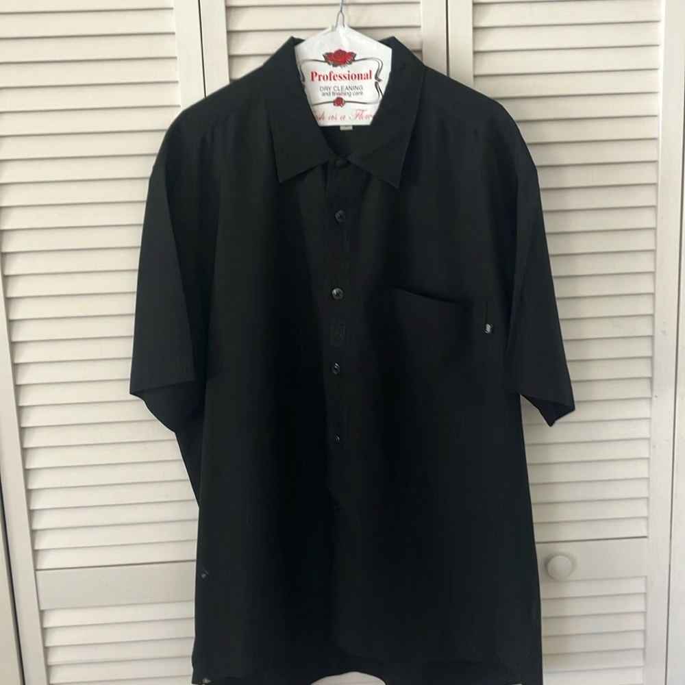 Solitude men’s black short sleeve casual shirt embroidered by the buttons size L